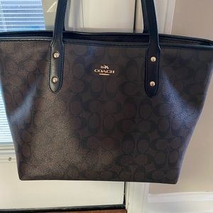 Authentic Coach shoulder tote bag with logo